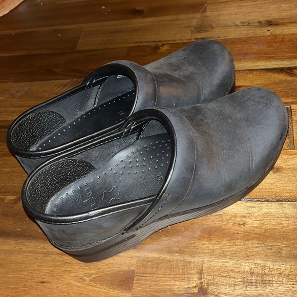 Dansko nursing clogs, black, only worn a few times! - Picture 2 of 4